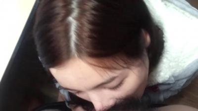 办公室偷情：上班时间把女同事按在办公桌上狂操