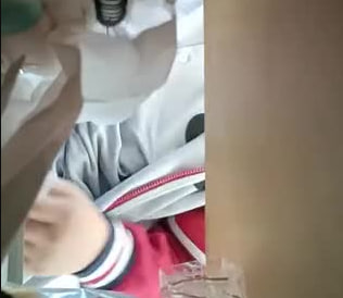 一条小圆圆苏州校园实录：数学课乳夹挑逗，厕所撒尿自慰高潮，偷拍同学未遂太可惜！